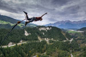 192 Meter Bungy-Sprung von der Europabrücke