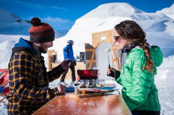 Fondue essen im Iglu Gstaad