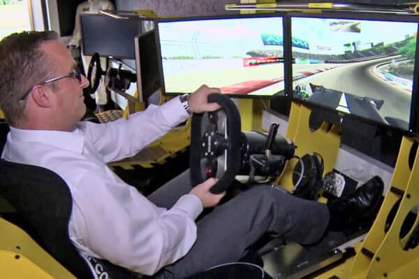 Full-Motion Rennsimulator Raum Aachen